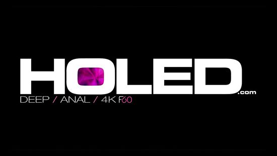 Подготовила попку к вторжению игрушками и впустила в очко чёрный член