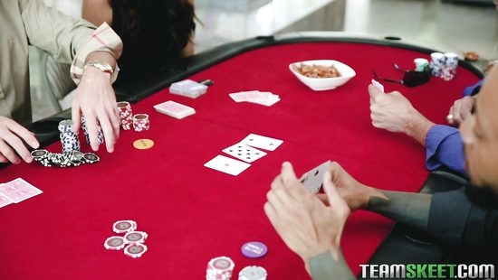 Жаркая оргия на покерном столе с красивой замужней брюнеткой