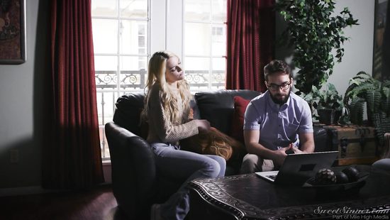 Поставила перед диваном ноутбук и пригласила трахаться знакомого мужика