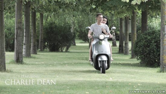 Привёз в парк красивую брюнетку и чпокнул в попку на свежем воздухе