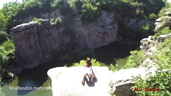 Высоко в горах бойфренд чпокнул распутную подругу и накормил спермой