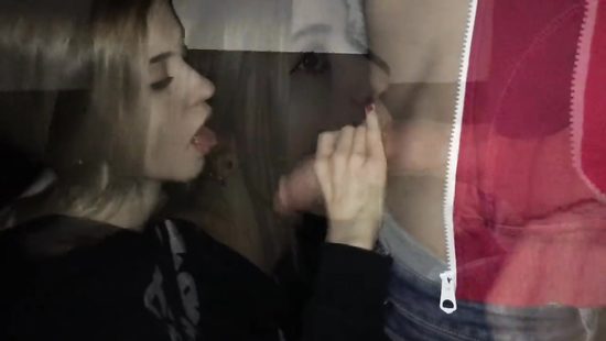 На ночной стоянке красивая блондинка сделала другу зашибательский минет