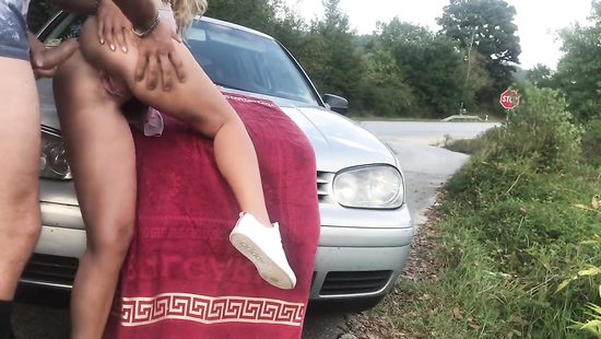 На капоте тачки пикапер на камеру отодрал похотливую блондинку