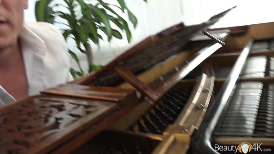 Учитель фортепиано вместо музыки принялся обучать красотку сексу