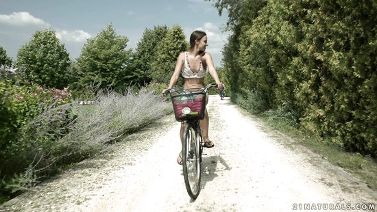 Пригласил подругу покататься на велике и чпокнул в попку на природе