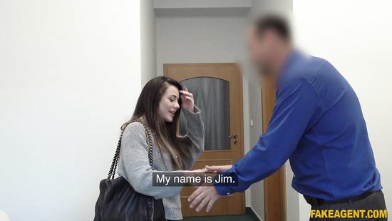 Итальянка на фейк кастинге соснула член и отдалась взрослому самцу