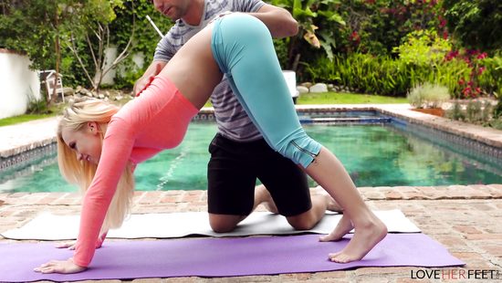 Фетиш игры у бассейна спортивной блондинки и тренера по йоге