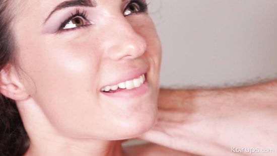 Заглянул в гости к красивой соседке и по дружески наполнил киску спермой