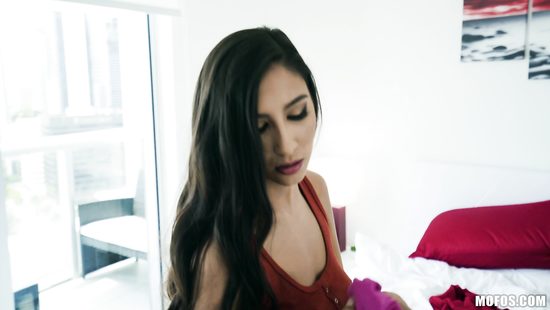 Гибкая латинка вместо тренировки шпилится с парнем от первого лица