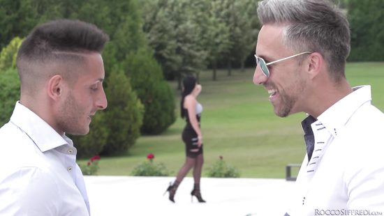 Длинноногая итальянка согласилась на секс с приятелем и его товарищем