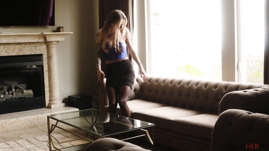 Ворвалась в комнату и заставила подругу вылизывать пилотку за измену