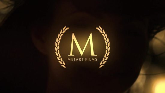 Канадская красивая женщина у камина мечтает о большом упругом члене