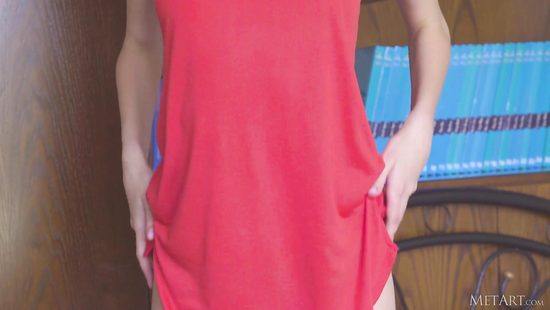 Кареглазая украинка разбирает сексуальные трусики и позирует обнаженной