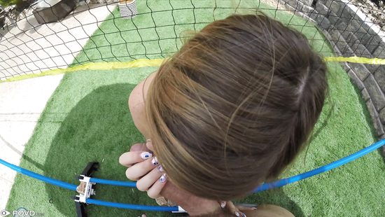 Озабоченный ловелас страстно трахает стройную девушку на бильярдном столе