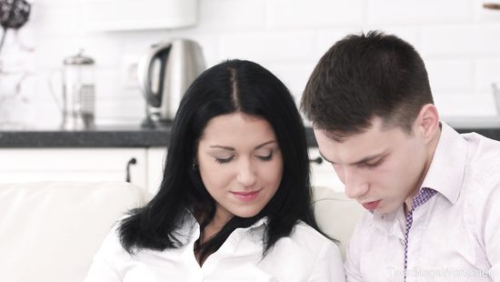 Молодка в гетрах любит когда ей лижут киску и жарко трахают