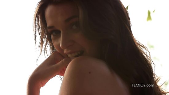 Прекрасная малышка на природе демонстрирует своё совершенное тело