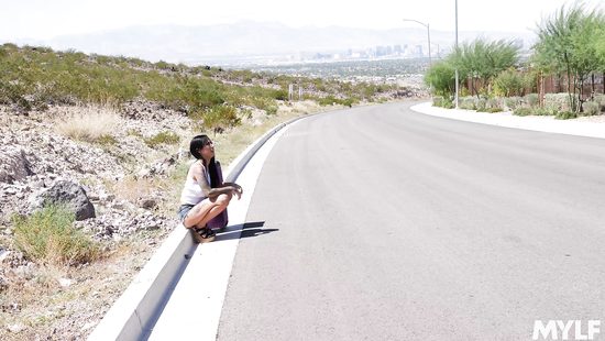 В гараже рокер трахнул случайную попутчицу и свою грудастую жену