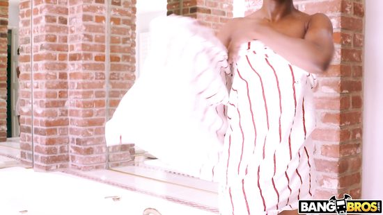 Увидела онанизм соседа и не устояла перед его красивым чёрным членом