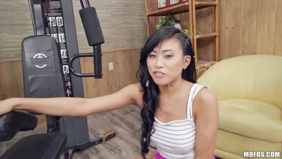Миниатюрную фитоняшку азиатку отодрал личный тренер и кончил на лицо