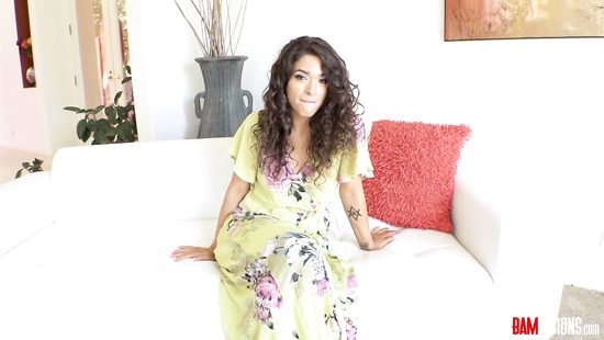 На кастинге шикарная латинка испытала яркий анальный оргазм