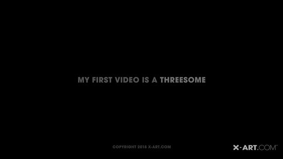 19 летняя телка впервые пробует мастурбацию и групповой секс