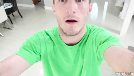 На скрытую камеру по всему дому оттрахал спортивную подружку