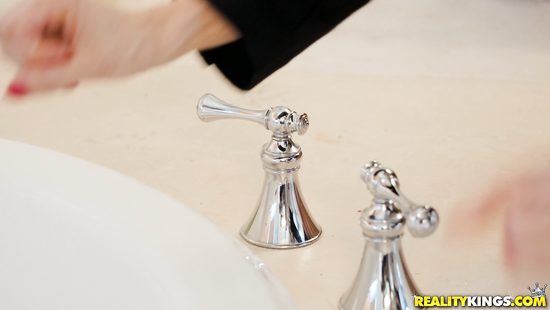 Поймала бойфренда за сексом с мачехой и сама напросилась на групповуху