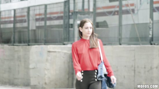 Пососала член пикаперу от первого лица и дала себя трахнуть за деньги