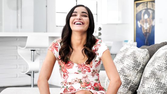 Не догадывалась что на кастинге её трахнет агент толстым членом