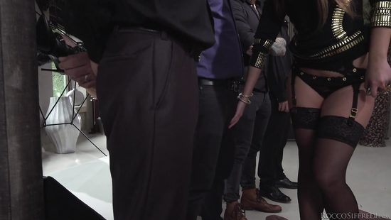 Гламурная шлюха выбрала себе сильного самца и велела трахнуть во все щели