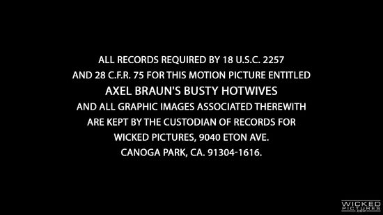 Нетерпеливая фифочка подрочила другу болт грудями на лестнице