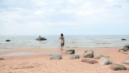 Голая стройная девчонка на берегу моря пускает мыльные пузыри