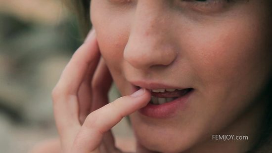 Голая стройная девчонка на берегу моря пускает мыльные пузыри