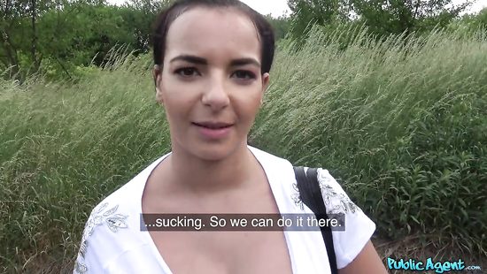 Француженка с большими титьками за деньги показала дойки и отдалась пикаперу