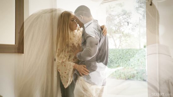 Сногсшибательная худышка чувственно трахается в бритую киску с пошлым негром