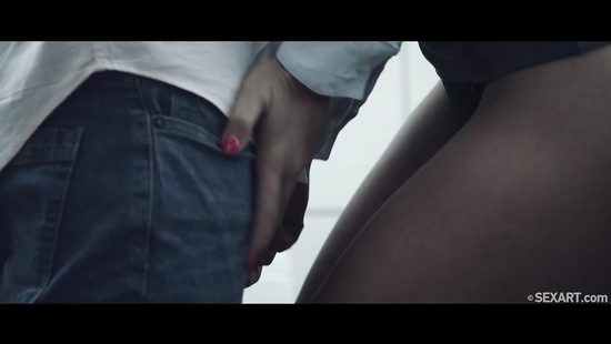 Служебный роман закончился бурным сексом в общественном туалете офиса