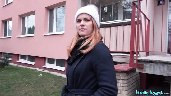 Русская рыжая берет деньги за секс