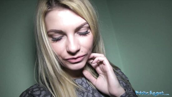 Высокая блондинка трахается за деньги