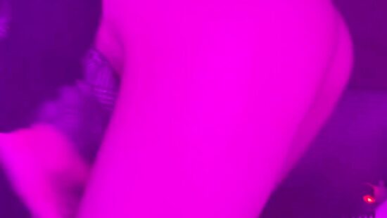 Посмотри что я прячу под юбочкой