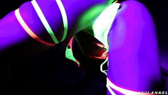 Анал в неоновых лучах