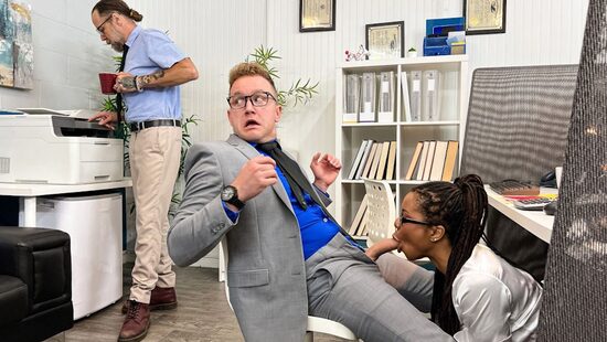 Работа кипит, пока член стоит