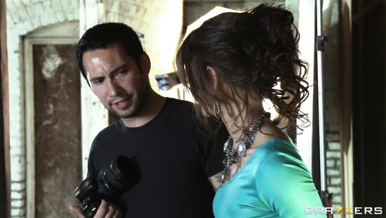 Hot Woman Is Posing And Getting Naked photos