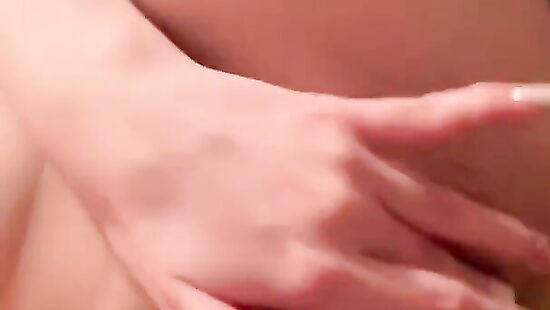 Ласкает себя