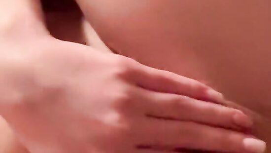 Ласкает себя