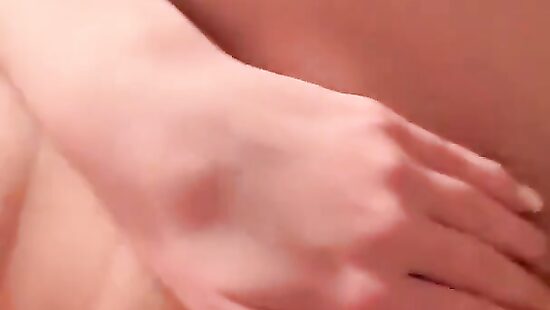 Ласкает себя