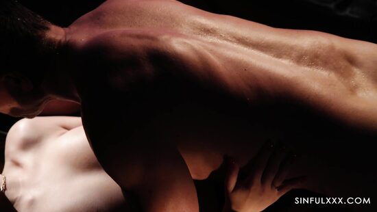 Деликатес между свежих булочек