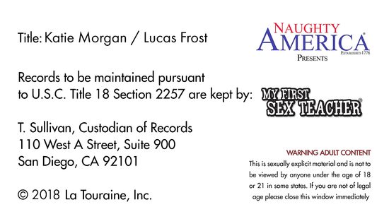 Училка дала студенту полизать пилотку и загнулась в классе раком