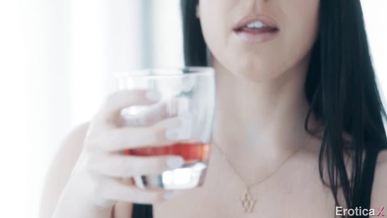 Галантный русский парень снял в кафе грудастую брюнетку и чпокнул её