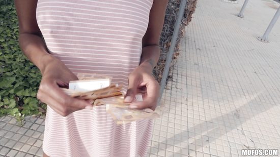 В Испании негритянка дала за деньги французскому пикаперу на улице