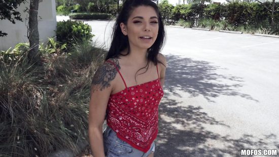 За такие деньги шикарная латинка раздвинула ножки перед пикапером